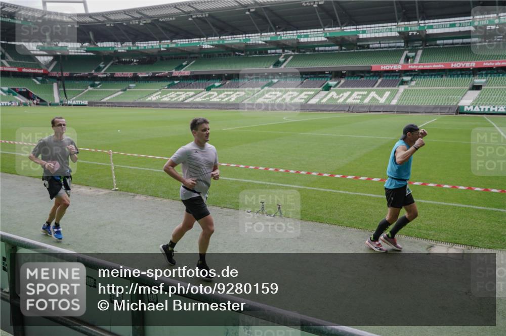 05.10.2025 - 20. swb-Marathon Bremen Michael Burmester http://msf.ph/oto/9280159 05.10.2025 13:02:23 Laufen im Stadion 97, 428, 518, 729, 772, 843, 921, 1030, 1121, 1256, 1348, 1361, 1405, 1452, 1704, 1733, 1744, 1759, 1856, 1899, 1924, 2143, 2245, 2272, 2306, 2393, 2555, 2772, 2774, 2796, 2910, 2912, 3053, 3206, 3208, 3217, 3424, 3525, 3526, 3861, 3917, 3926, 3930, 4017, 4018, 4129, 4322, 4364, 4409, 4444, 4464, 4477, 4481, 4564, 4688, 4705, 4817, 4847, 4882, 4885, 4985, 5570, 5580, 5652, 5893, 5934, 6157, 6325, 6328, 6382, 7217, 7433, 7659, 152, 493, 1933 meine-sportfotos.de