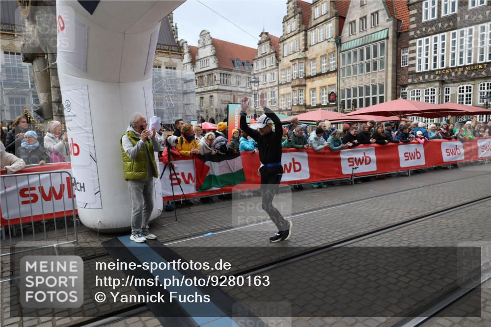 05.10.2025 - 20. swb-Marathon Bremen Yannick Fuchs http://msf.ph/oto/9280163 05.10.2025 12:50:41 Ziel 363, 664, 2033, 2267 meine-sportfotos.de