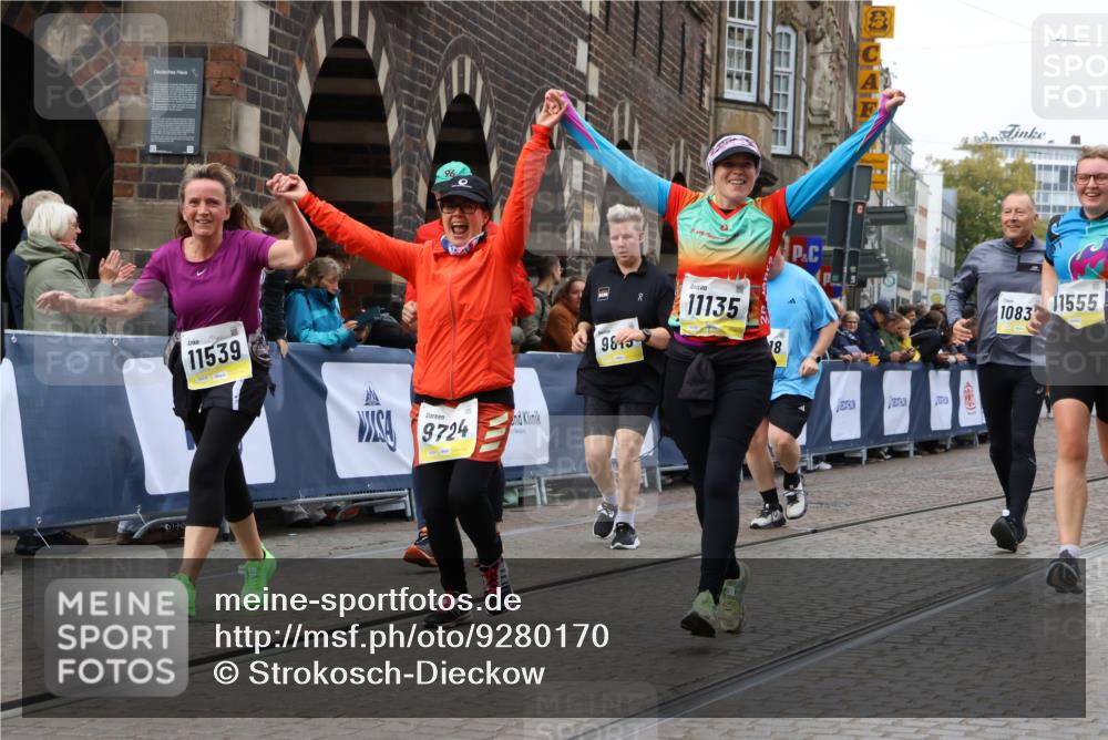 05.10.2025 - 20. swb-Marathon Bremen Strokosch-Dieckow http://msf.ph/oto/9280170 05.10.2025 11:14:17 Ziel 9695, 9724, 9818, 9819, 10114, 10115, 10201, 10832, 11135, 11539, 11555 meine-sportfotos.de