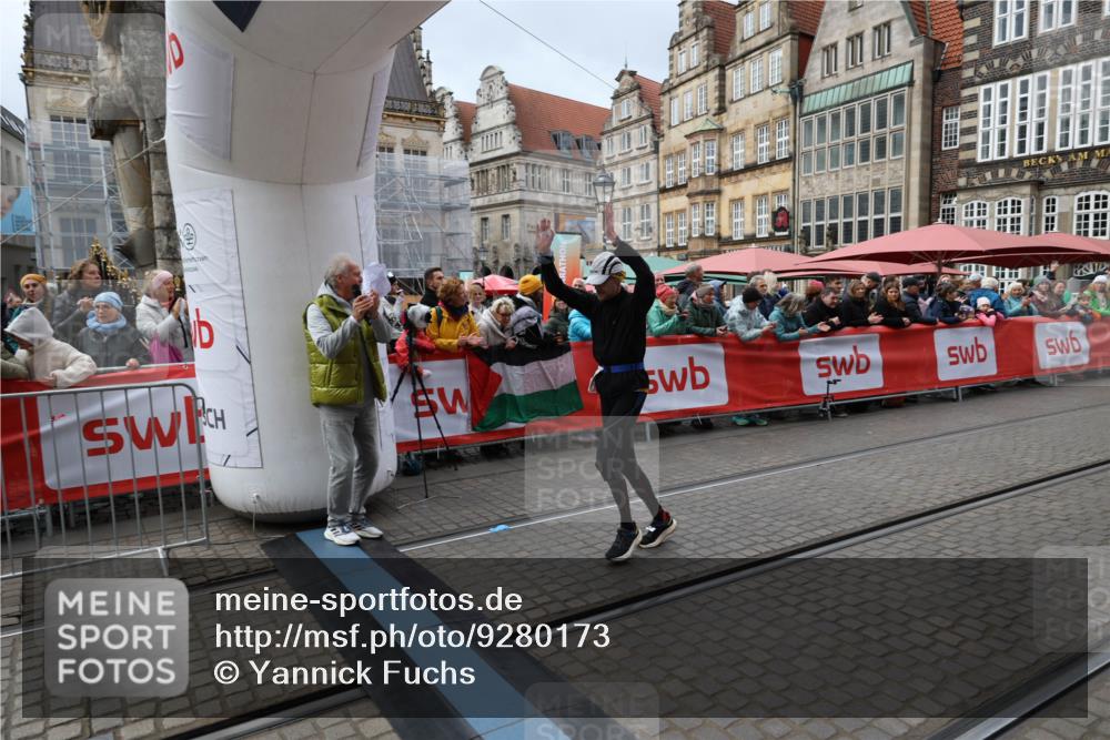 05.10.2025 - 20. swb-Marathon Bremen Yannick Fuchs http://msf.ph/oto/9280173 05.10.2025 12:50:41 Ziel 363, 664, 2033, 2267 meine-sportfotos.de