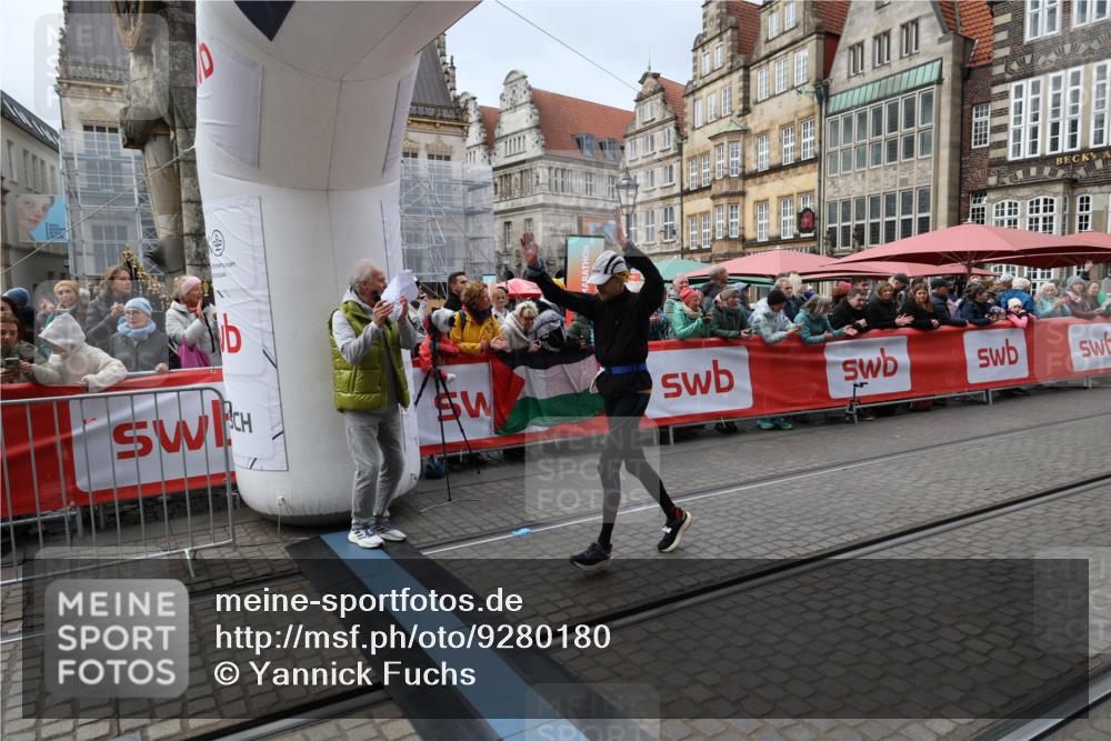 05.10.2025 - 20. swb-Marathon Bremen Yannick Fuchs http://msf.ph/oto/9280180 05.10.2025 12:50:41 Ziel 363, 664, 2033, 2267 meine-sportfotos.de