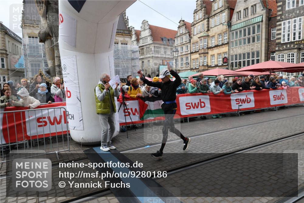 05.10.2025 - 20. swb-Marathon Bremen Yannick Fuchs http://msf.ph/oto/9280186 05.10.2025 12:50:41 Ziel 363, 664, 2033, 2267 meine-sportfotos.de