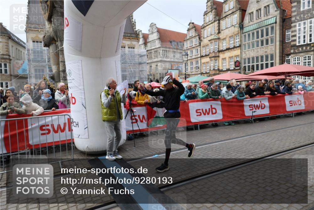 05.10.2025 - 20. swb-Marathon Bremen Yannick Fuchs http://msf.ph/oto/9280193 05.10.2025 12:50:41 Ziel 363, 664, 2033, 2267 meine-sportfotos.de