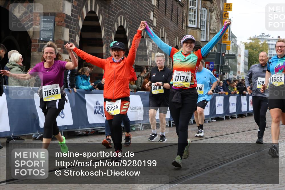05.10.2025 - 20. swb-Marathon Bremen Strokosch-Dieckow http://msf.ph/oto/9280199 05.10.2025 11:14:17 Ziel 9695, 9724, 9818, 9819, 10114, 10115, 10201, 10832, 11135, 11539, 11555 meine-sportfotos.de