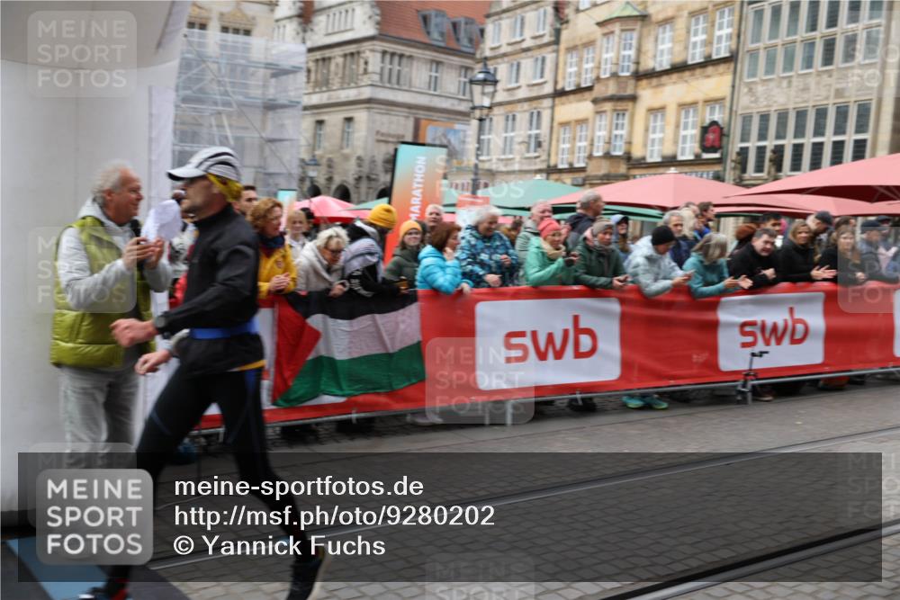 05.10.2025 - 20. swb-Marathon Bremen Yannick Fuchs http://msf.ph/oto/9280202 05.10.2025 12:50:41 Ziel 363, 664, 2033, 2267 meine-sportfotos.de