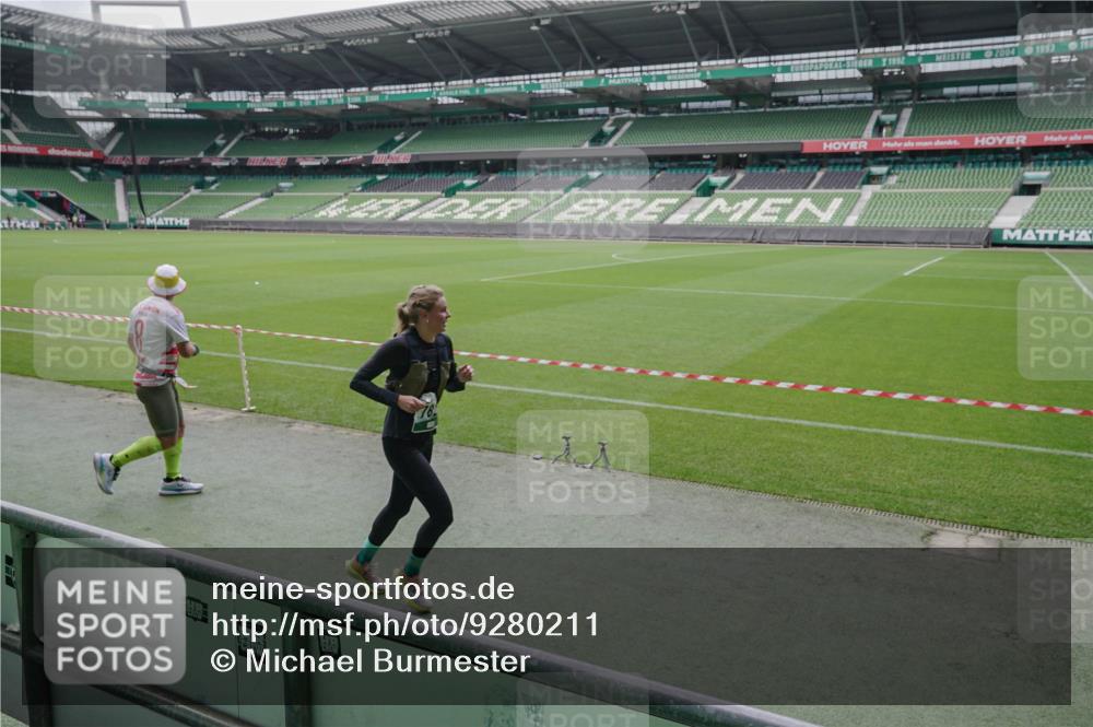 05.10.2025 - 20. swb-Marathon Bremen Michael Burmester http://msf.ph/oto/9280211 05.10.2025 13:02:29 Laufen im Stadion 97, 293, 428, 518, 721, 729, 772, 828, 843, 921, 1030, 1121, 1256, 1348, 1405, 1452, 1704, 1733, 1744, 1856, 1899, 1924, 1944, 2143, 2272, 2306, 2393, 2772, 2774, 2910, 2912, 3053, 3206, 3217, 3424, 3525, 3526, 3861, 3917, 3926, 3930, 4017, 4018, 4129, 4322, 4409, 4444, 4464, 4477, 4481, 4564, 4688, 4705, 4714, 4817, 4847, 4885, 4985, 5652, 5755, 5893, 5934, 6157, 6325, 6328, 6382, 7217, 7433, 7659, 8957, 152, 493, 1361, 1759, 1933, 2245, 2555, 2796 meine-sportfotos.de