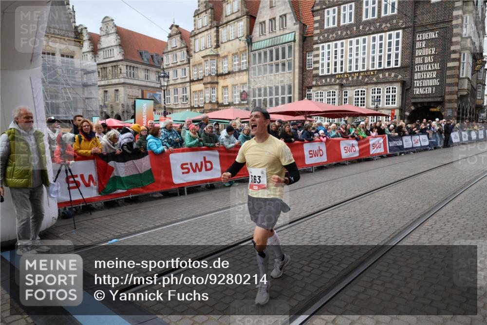 05.10.2025 - 20. swb-Marathon Bremen Yannick Fuchs http://msf.ph/oto/9280214 05.10.2025 12:50:42 Ziel 363, 664, 2033, 2267 meine-sportfotos.de