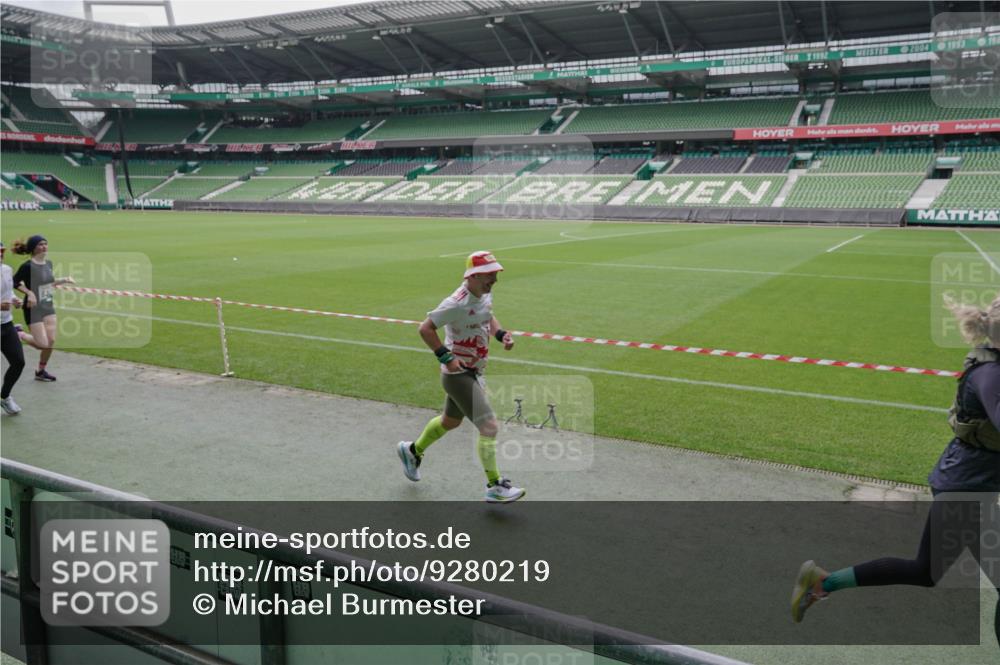 05.10.2025 - 20. swb-Marathon Bremen Michael Burmester http://msf.ph/oto/9280219 05.10.2025 13:02:30 Laufen im Stadion 97, 293, 428, 518, 721, 729, 772, 828, 843, 921, 1030, 1121, 1256, 1348, 1405, 1452, 1704, 1733, 1744, 1856, 1899, 1924, 1944, 2143, 2272, 2306, 2393, 2772, 2774, 2910, 2912, 3053, 3206, 3217, 3424, 3525, 3526, 3861, 3917, 3926, 3930, 4017, 4018, 4129, 4322, 4409, 4444, 4464, 4477, 4481, 4564, 4688, 4705, 4714, 4817, 4847, 4885, 4985, 5652, 5755, 5893, 5934, 6157, 6325, 6328, 6382, 7217, 7433, 7659, 8526, 8957, 152, 493, 1361, 1759, 1933, 2245, 2555, 2796 meine-sportfotos.de