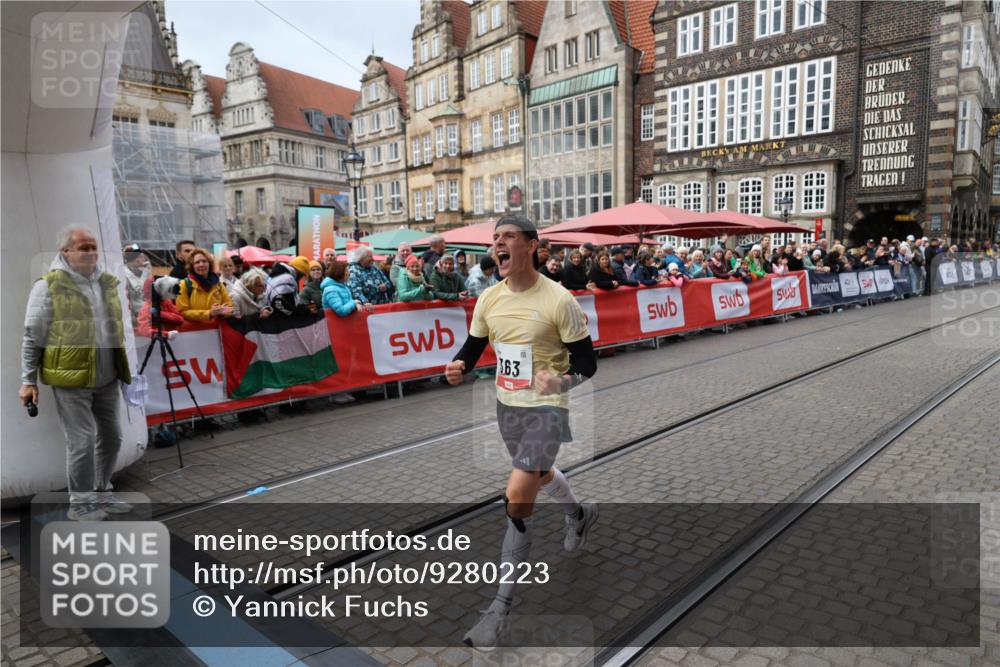 05.10.2025 - 20. swb-Marathon Bremen Yannick Fuchs http://msf.ph/oto/9280223 05.10.2025 12:50:42 Ziel 363, 664, 2033, 2267 meine-sportfotos.de