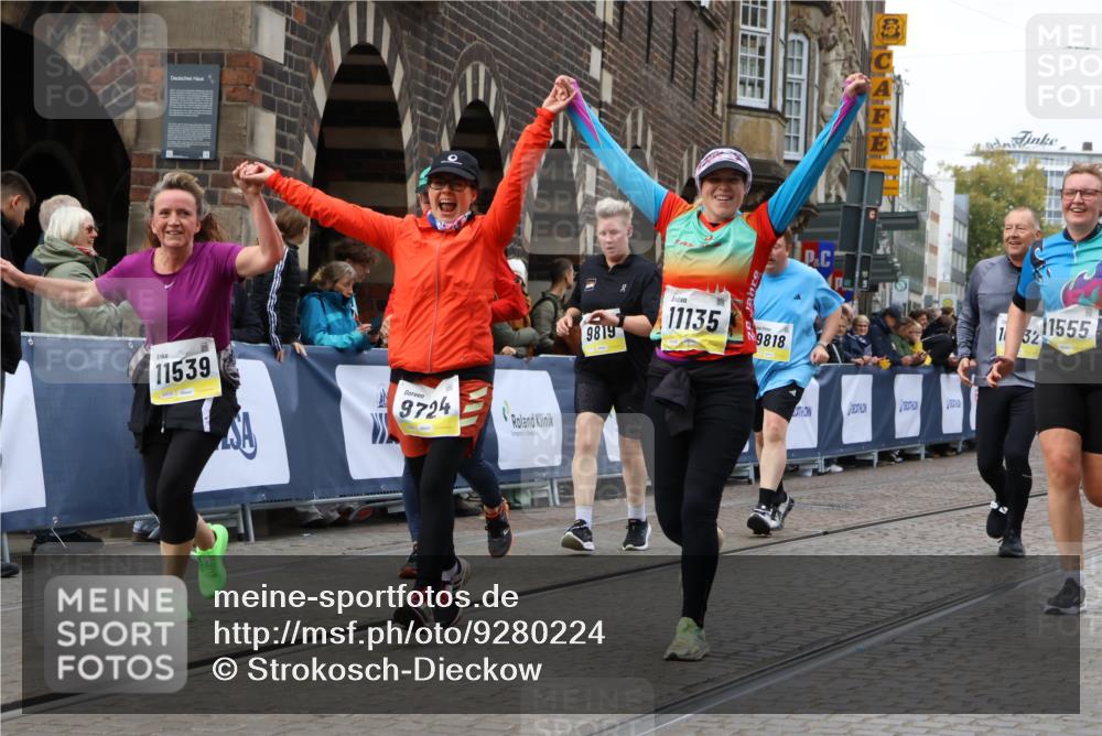 05.10.2025 - 20. swb-Marathon Bremen Strokosch-Dieckow http://msf.ph/oto/9280224 05.10.2025 11:14:17 Ziel 9695, 9724, 9818, 9819, 10114, 10115, 10201, 10832, 11135, 11539, 11555 meine-sportfotos.de