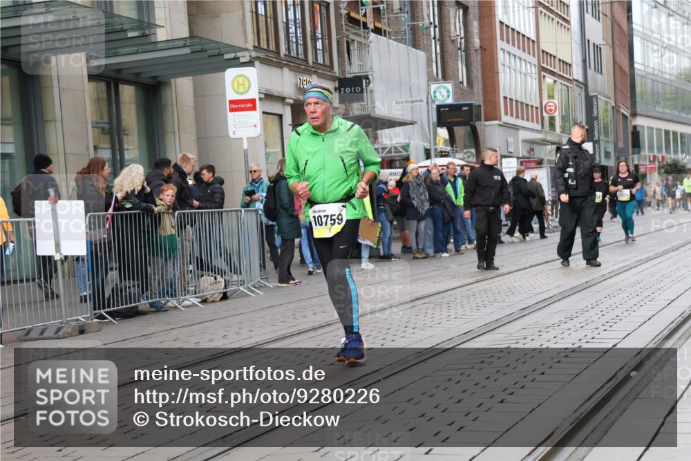 05.10.2025 - 20. swb-Marathon Bremen Strokosch-Dieckow http://msf.ph/oto/9280226 05.10.2025 11:16:40 Ziel 9698, 9838, 10728, 10736, 10752, 10759, 10874, 9698, 9838, 10728, 10736, 10752, 10759, 10874 meine-sportfotos.de