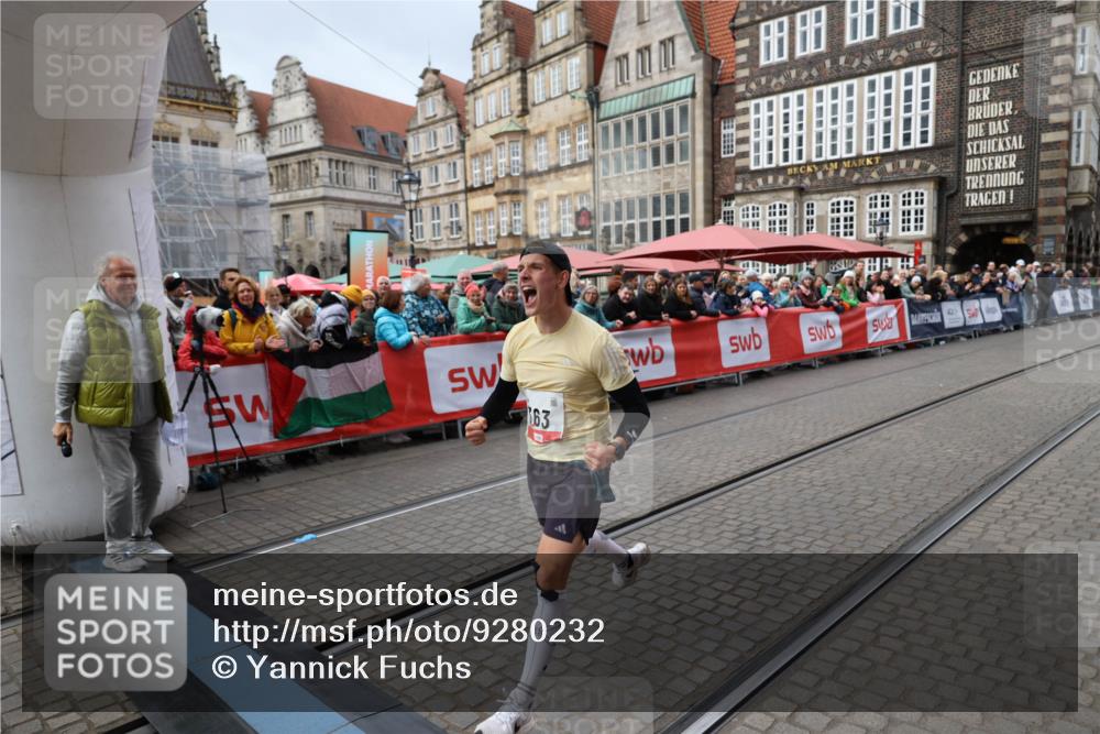 05.10.2025 - 20. swb-Marathon Bremen Yannick Fuchs http://msf.ph/oto/9280232 05.10.2025 12:50:42 Ziel 363, 664, 2033, 2267 meine-sportfotos.de