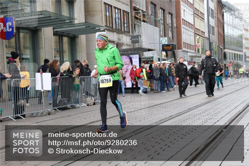 05.10.2025 - 20. swb-Marathon Bremen Strokosch-Dieckow http://msf.ph/oto/9280236 05.10.2025 11:16:40 Ziel 9698, 9838, 10728, 10736, 10752, 10759, 10874, 9698, 9838, 10728, 10736, 10752, 10759, 10874 meine-sportfotos.de