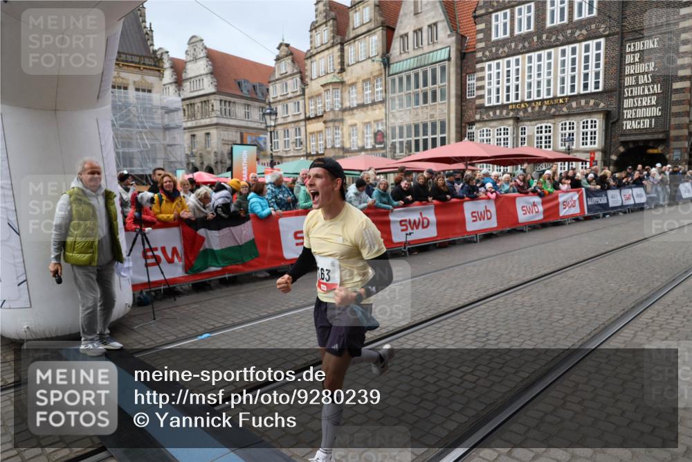 05.10.2025 - 20. swb-Marathon Bremen Yannick Fuchs http://msf.ph/oto/9280239 05.10.2025 12:50:42 Ziel 363, 664, 2033, 2267 meine-sportfotos.de
