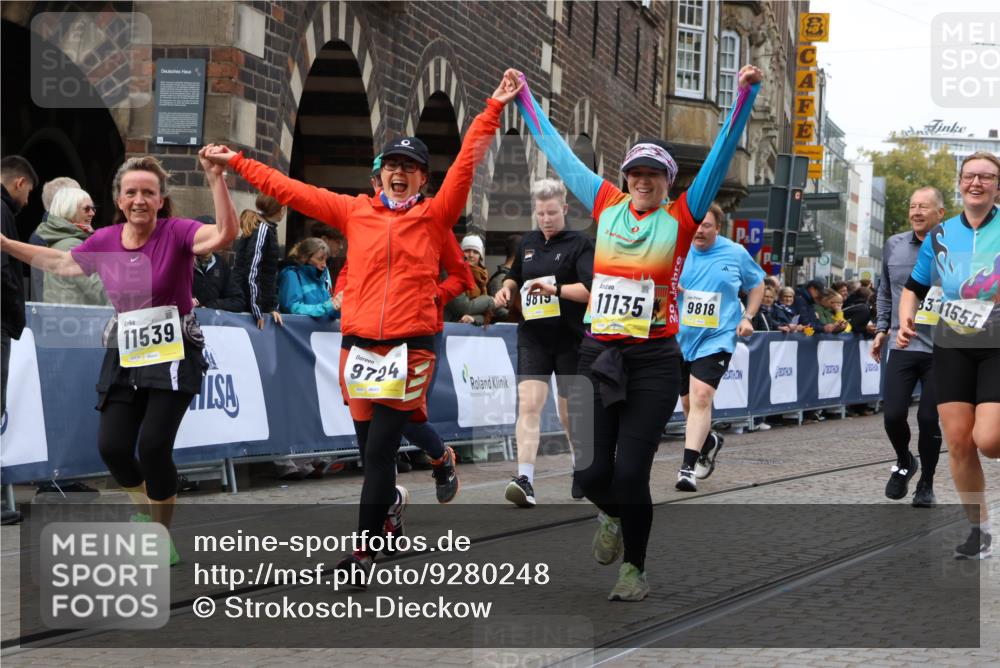 05.10.2025 - 20. swb-Marathon Bremen Strokosch-Dieckow http://msf.ph/oto/9280248 05.10.2025 11:14:17 Ziel 9695, 9724, 9818, 9819, 10114, 10115, 10201, 10832, 11135, 11539, 11555 meine-sportfotos.de