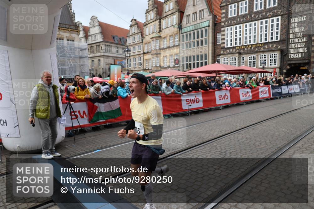 05.10.2025 - 20. swb-Marathon Bremen Yannick Fuchs http://msf.ph/oto/9280250 05.10.2025 12:50:42 Ziel 363, 664, 2033, 2267 meine-sportfotos.de