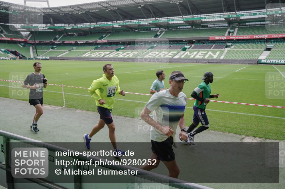 05.10.2025 - 20. swb-Marathon Bremen Michael Burmester http://msf.ph/oto/9280252 05.10.2025 13:02:34 Laufen im Stadion 97, 293, 518, 616, 721, 729, 772, 828, 843, 921, 1030, 1121, 1256, 1348, 1405, 1452, 1704, 1733, 1744, 1856, 1899, 1924, 1944, 2143, 2272, 2306, 2393, 2772, 2774, 2910, 2912, 3206, 3217, 3424, 3525, 3526, 3861, 3917, 3926, 3930, 4017, 4018, 4129, 4322, 4409, 4444, 4464, 4477, 4481, 4564, 4688, 4705, 4714, 4817, 4847, 4885, 4985, 5652, 5755, 5884, 5893, 5934, 6157, 6325, 6328, 6382, 7217, 7407, 7433, 7659, 8526, 8957, 428, 493, 1361, 1759, 1933, 2245, 2555, 2796 meine-sportfotos.de