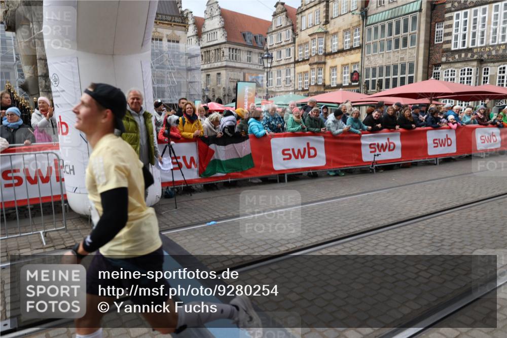 05.10.2025 - 20. swb-Marathon Bremen Yannick Fuchs http://msf.ph/oto/9280254 05.10.2025 12:50:42 Ziel 363, 664, 2033, 2267 meine-sportfotos.de