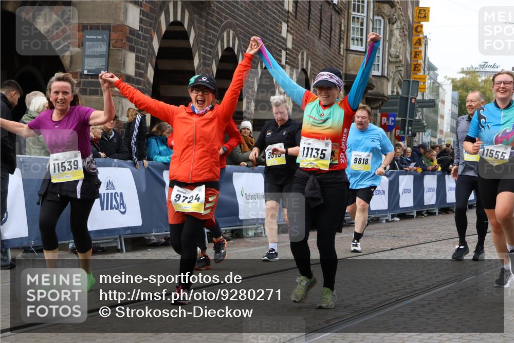 05.10.2025 - 20. swb-Marathon Bremen Strokosch-Dieckow http://msf.ph/oto/9280271 05.10.2025 11:14:17 Ziel 9695, 9724, 9818, 9819, 10114, 10115, 10201, 10832, 11135, 11539, 11555 meine-sportfotos.de