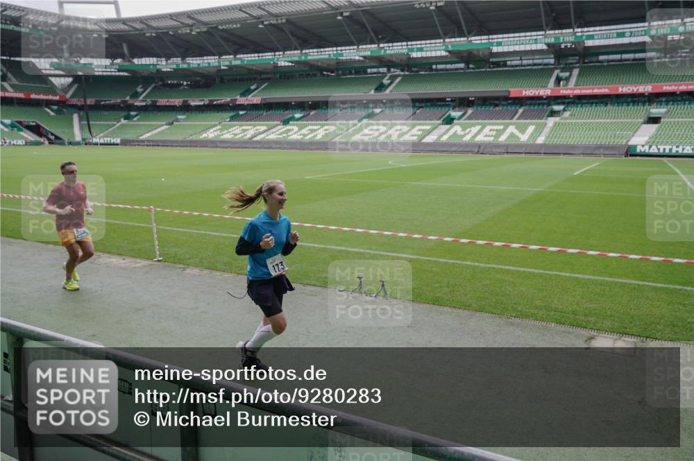 05.10.2025 - 20. swb-Marathon Bremen Michael Burmester http://msf.ph/oto/9280283 05.10.2025 13:02:41 Laufen im Stadion 97, 293, 518, 616, 721, 729, 828, 843, 921, 1121, 1256, 1405, 1704, 1733, 1744, 1856, 1899, 1924, 1944, 2143, 2272, 2306, 2357, 2393, 2772, 2774, 2912, 3217, 3424, 3525, 3526, 3861, 3917, 3926, 3930, 4026, 4129, 4321, 4322, 4444, 4464, 4477, 4481, 4564, 4688, 4714, 4817, 4847, 4885, 4985, 5652, 5755, 5884, 5893, 6325, 6328, 6382, 6666, 7217, 7407, 7433, 7659, 8375, 8526, 8957, 428, 493, 772, 1030, 1256, 1348, 1361, 1452, 1759, 2245, 2555, 2796, 2910 meine-sportfotos.de