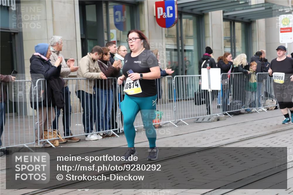 05.10.2025 - 20. swb-Marathon Bremen Strokosch-Dieckow http://msf.ph/oto/9280292 05.10.2025 11:16:50 Ziel 10728, 10752, 10759, 10874, 11008, 10728, 10752, 10759, 10874, 11008 meine-sportfotos.de