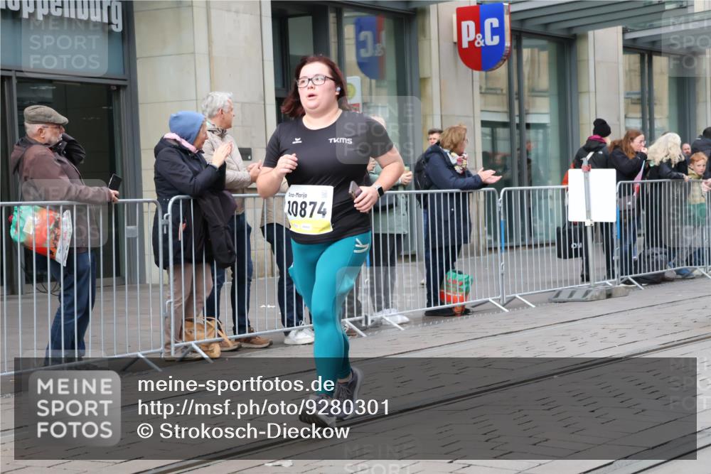05.10.2025 - 20. swb-Marathon Bremen Strokosch-Dieckow http://msf.ph/oto/9280301 05.10.2025 11:16:50 Ziel 10728, 10752, 10759, 10874, 11008, 10728, 10752, 10759, 10874, 11008 meine-sportfotos.de
