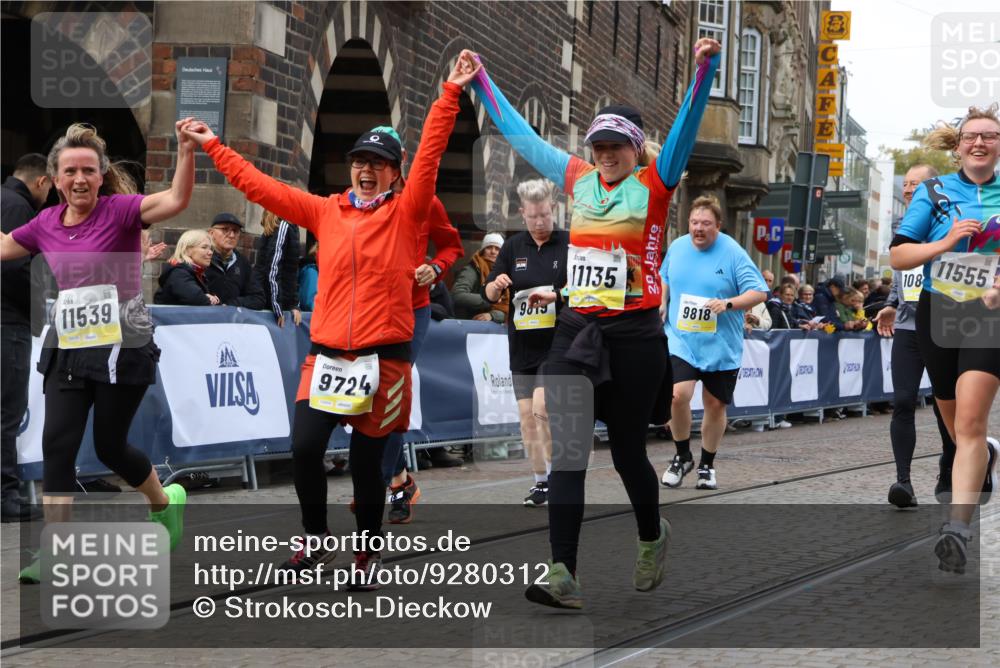 05.10.2025 - 20. swb-Marathon Bremen Strokosch-Dieckow http://msf.ph/oto/9280312 05.10.2025 11:14:17 Ziel 9695, 9724, 9818, 9819, 10114, 10115, 10201, 10832, 11135, 11539, 11555 meine-sportfotos.de