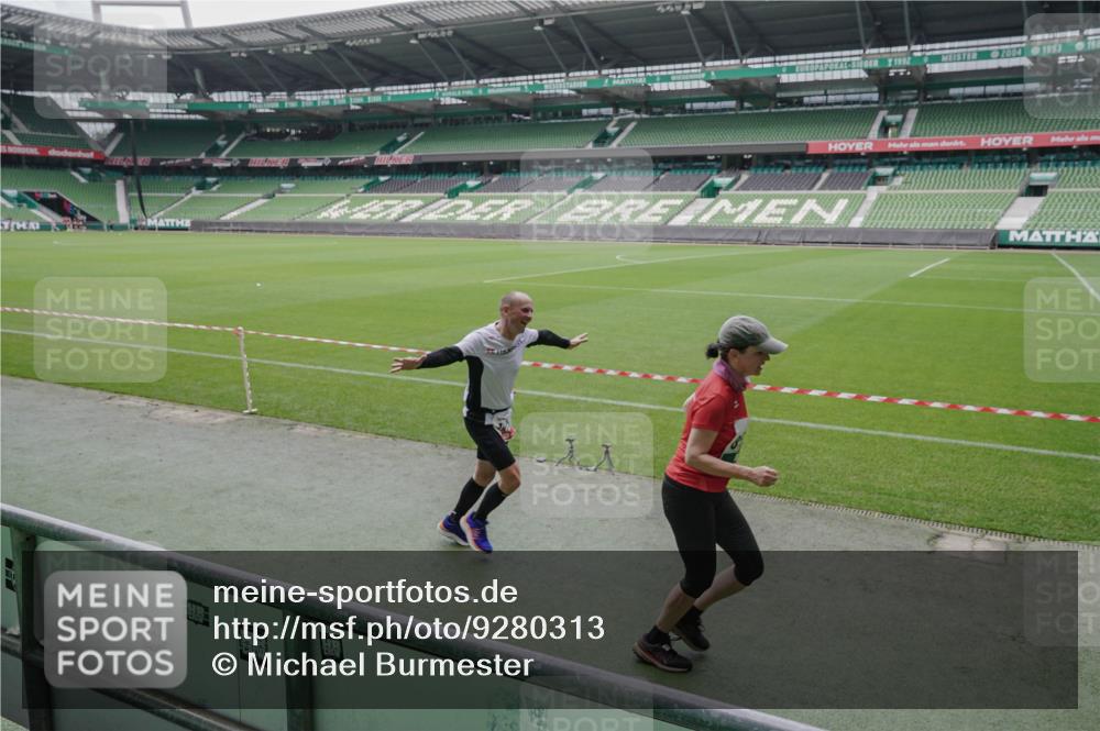 05.10.2025 - 20. swb-Marathon Bremen Michael Burmester http://msf.ph/oto/9280313 05.10.2025 13:02:47 Laufen im Stadion 97, 293, 518, 616, 721, 729, 764, 828, 843, 921, 1121, 1405, 1568, 1670, 1704, 1733, 1744, 1836, 1924, 1944, 2272, 2357, 2393, 2772, 2774, 2984, 3019, 3147, 3217, 3424, 3861, 3917, 3926, 3930, 4026, 4129, 4321, 4322, 4464, 4477, 4481, 4564, 4688, 4714, 4817, 4847, 4885, 4985, 5652, 5755, 5884, 5893, 6215, 6325, 6328, 6382, 6481, 6666, 7217, 7407, 7433, 7659, 8375, 8526, 8957, 428, 772, 1030, 1256, 1348, 1452, 1856, 1899, 2143, 2245, 2306, 2910 meine-sportfotos.de