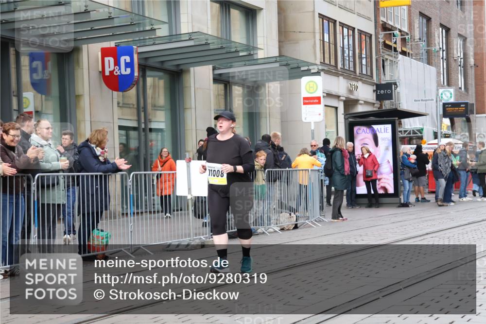 05.10.2025 - 20. swb-Marathon Bremen Strokosch-Dieckow http://msf.ph/oto/9280319 05.10.2025 11:16:51 Ziel 10728, 10752, 10759, 10874, 11008, 10728, 10752, 10759, 10874, 11008 meine-sportfotos.de