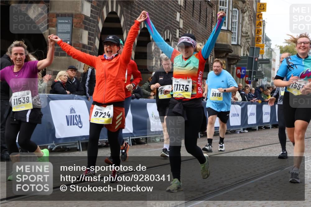 05.10.2025 - 20. swb-Marathon Bremen Strokosch-Dieckow http://msf.ph/oto/9280341 05.10.2025 11:14:17 Ziel 9695, 9724, 9818, 9819, 10114, 10115, 10201, 10832, 11135, 11539, 11555 meine-sportfotos.de