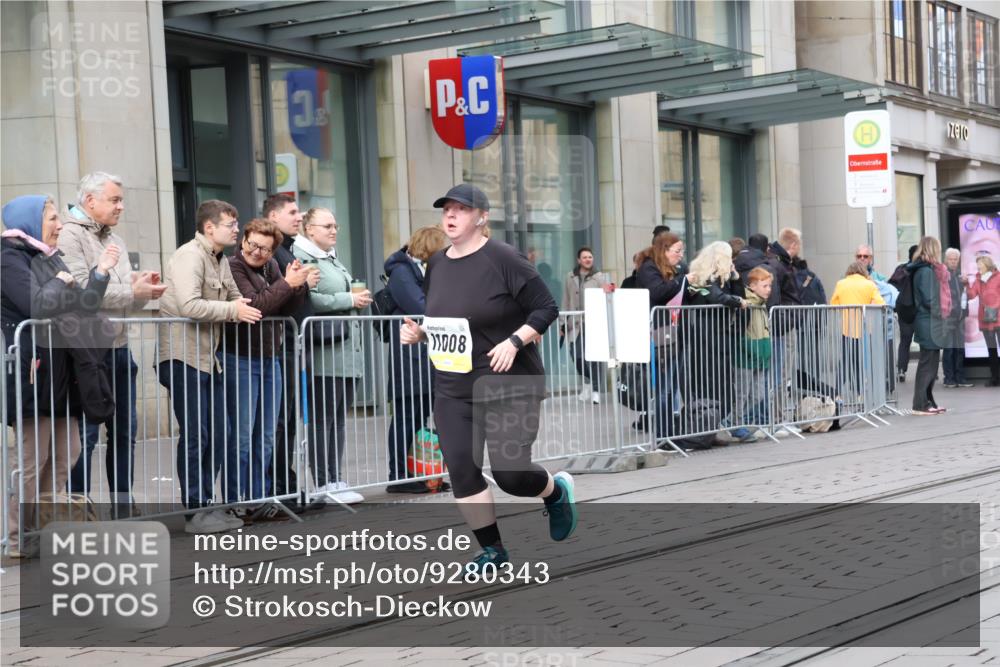 05.10.2025 - 20. swb-Marathon Bremen Strokosch-Dieckow http://msf.ph/oto/9280343 05.10.2025 11:16:52 Ziel 10728, 10752, 10759, 10874, 11008, 10728, 10752, 10759, 10874, 11008 meine-sportfotos.de