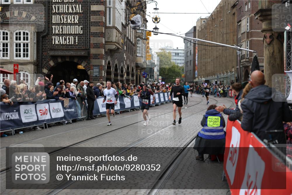 05.10.2025 - 20. swb-Marathon Bremen Yannick Fuchs http://msf.ph/oto/9280352 05.10.2025 12:53:56 Ziel  meine-sportfotos.de