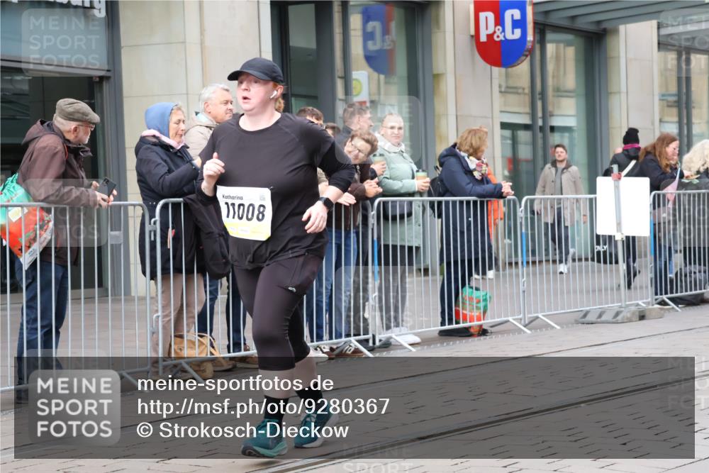 05.10.2025 - 20. swb-Marathon Bremen Strokosch-Dieckow http://msf.ph/oto/9280367 05.10.2025 11:16:53 Ziel 10759, 10874, 11008, 10759, 10874, 11008 meine-sportfotos.de