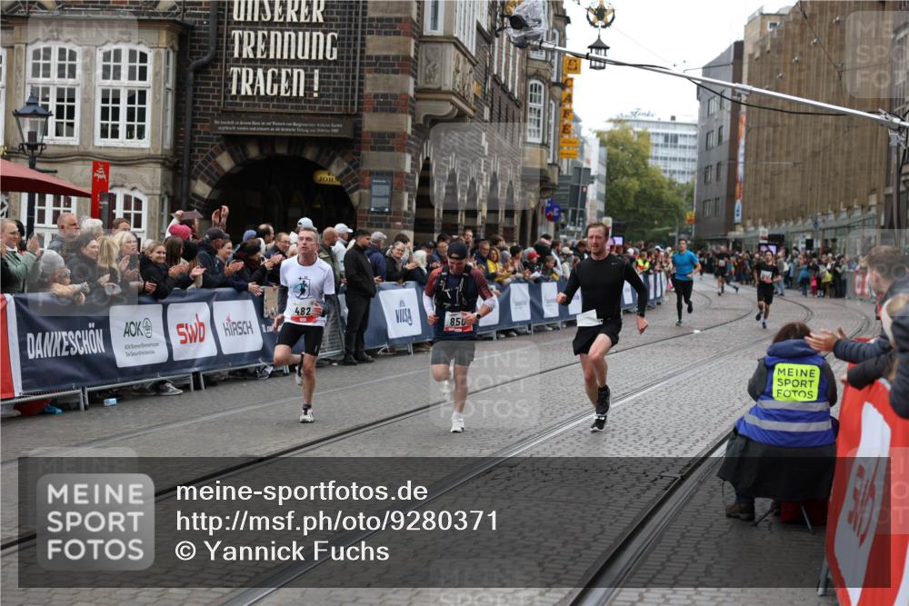 05.10.2025 - 20. swb-Marathon Bremen Yannick Fuchs http://msf.ph/oto/9280371 05.10.2025 12:53:57 Ziel 121, 482, 850 meine-sportfotos.de
