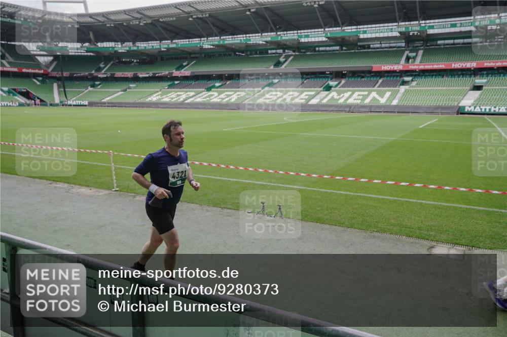 05.10.2025 - 20. swb-Marathon Bremen Michael Burmester http://msf.ph/oto/9280373 05.10.2025 13:02:53 Laufen im Stadion 97, 227, 293, 375, 518, 616, 721, 729, 764, 828, 843, 921, 1121, 1405, 1568, 1670, 1704, 1733, 1836, 1944, 2272, 2357, 2393, 2407, 2772, 2774, 2960, 2984, 3019, 3147, 3217, 3424, 3861, 3917, 4026, 4129, 4321, 4322, 4464, 4477, 4481, 4688, 4714, 4817, 4847, 4885, 4985, 5527, 5652, 5755, 5884, 6215, 6325, 6328, 6382, 6417, 6481, 6666, 7217, 7407, 7433, 7540, 7659, 8375, 8526, 8957, 772, 1030, 1256, 1348, 1452, 1744, 1856, 1899, 1924, 2143, 2306, 2910 meine-sportfotos.de