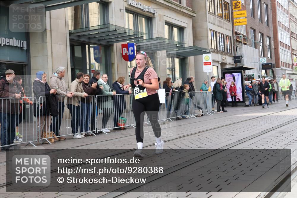 05.10.2025 - 20. swb-Marathon Bremen Strokosch-Dieckow http://msf.ph/oto/9280388 05.10.2025 11:17:06 Ziel 9805, 11008, 9805, 11008 meine-sportfotos.de