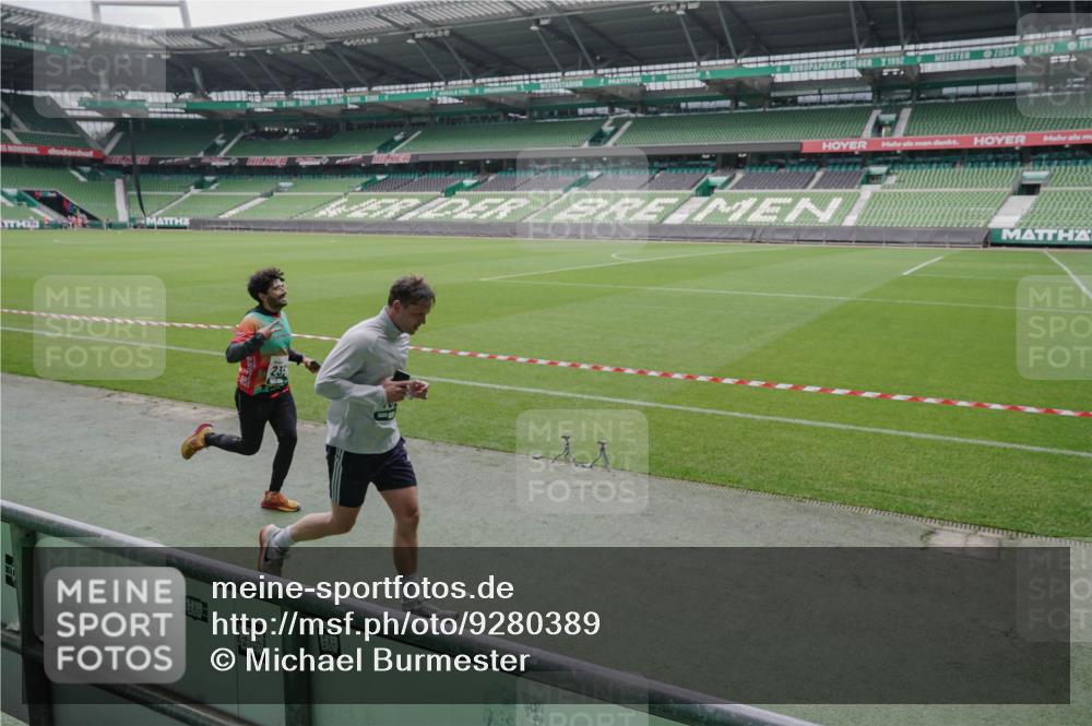 05.10.2025 - 20. swb-Marathon Bremen Michael Burmester http://msf.ph/oto/9280389 05.10.2025 13:02:56 Laufen im Stadion 97, 227, 293, 375, 518, 616, 721, 729, 764, 828, 921, 1121, 1405, 1568, 1670, 1704, 1733, 1836, 1944, 2357, 2393, 2407, 2772, 2774, 2960, 2984, 3019, 3147, 3217, 3424, 3917, 4026, 4129, 4321, 4322, 4464, 4477, 4481, 4688, 4714, 4769, 4817, 4847, 4885, 4985, 5527, 5652, 5755, 5867, 5884, 6215, 6325, 6382, 6417, 6481, 6666, 7217, 7315, 7316, 7407, 7433, 7540, 7653, 7659, 8375, 8526, 8957, 772, 843, 1030, 1256, 1348, 1452, 1744, 1856, 1899, 1924, 2143, 2272, 2306, 2910 meine-sportfotos.de