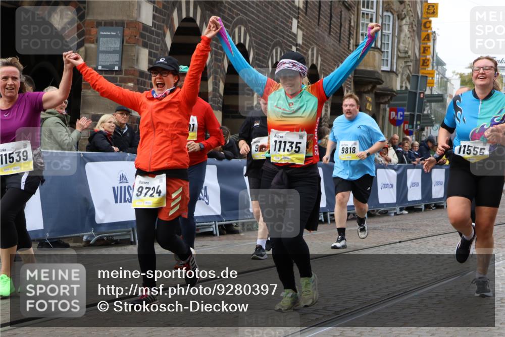 05.10.2025 - 20. swb-Marathon Bremen Strokosch-Dieckow http://msf.ph/oto/9280397 05.10.2025 11:14:18 Ziel 9695, 9724, 9818, 9819, 10114, 10115, 10201, 10832, 11135, 11539, 11555 meine-sportfotos.de