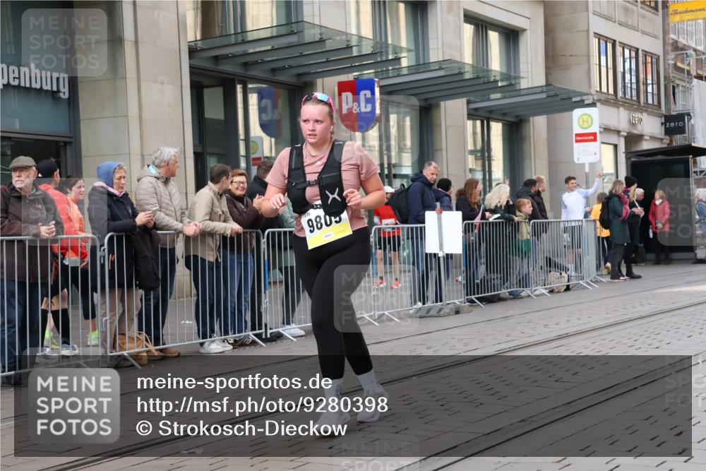 05.10.2025 - 20. swb-Marathon Bremen Strokosch-Dieckow http://msf.ph/oto/9280398 05.10.2025 11:17:06 Ziel 9805, 11008, 9805, 11008 meine-sportfotos.de