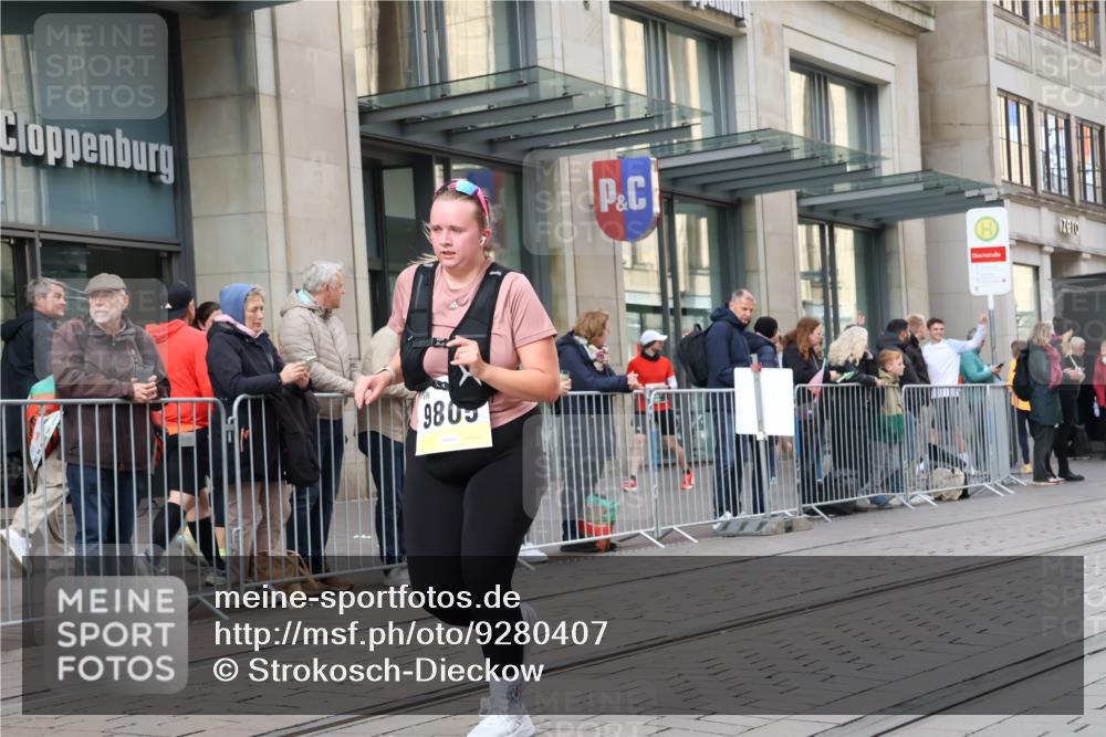 05.10.2025 - 20. swb-Marathon Bremen Strokosch-Dieckow http://msf.ph/oto/9280407 05.10.2025 11:17:06 Ziel 9805, 11008, 9805, 11008 meine-sportfotos.de