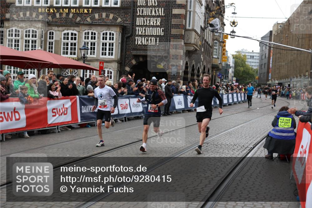 05.10.2025 - 20. swb-Marathon Bremen Yannick Fuchs http://msf.ph/oto/9280415 05.10.2025 12:53:58 Ziel 121, 482, 850 meine-sportfotos.de