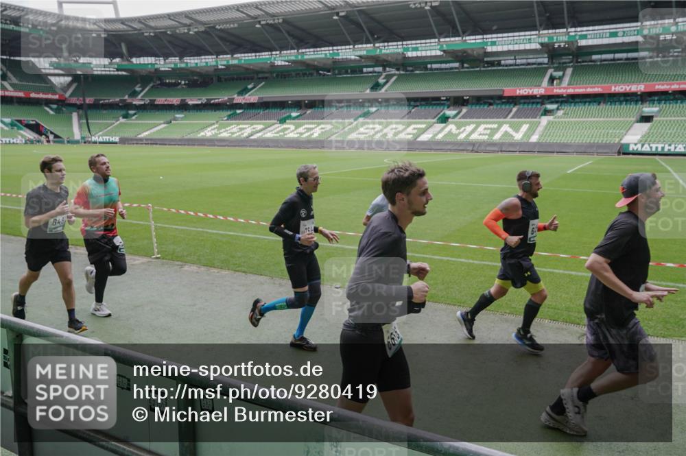 05.10.2025 - 20. swb-Marathon Bremen Michael Burmester http://msf.ph/oto/9280419 05.10.2025 13:03:02 Laufen im Stadion 97, 227, 293, 375, 396, 518, 527, 616, 721, 729, 764, 828, 921, 1121, 1178, 1405, 1425, 1469, 1568, 1670, 1704, 1705, 1733, 1836, 1944, 2357, 2393, 2407, 2597, 2696, 2772, 2774, 2791, 2960, 2984, 3019, 3147, 3424, 3917, 4026, 4129, 4321, 4322, 4464, 4481, 4714, 4769, 4817, 4885, 5431, 5527, 5755, 5763, 5867, 5884, 6215, 6325, 6417, 6481, 6666, 7217, 7315, 7316, 7407, 7433, 7540, 7653, 7659, 8375, 8526, 8957, 843, 921, 1744, 1856, 1899, 1924, 2143, 2272, 2306, 2774, 3217, 4847 meine-sportfotos.de