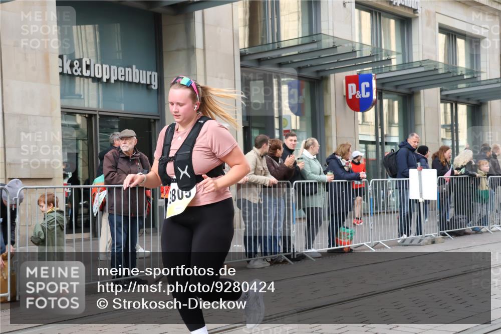 05.10.2025 - 20. swb-Marathon Bremen Strokosch-Dieckow http://msf.ph/oto/9280424 05.10.2025 11:17:07 Ziel 9805, 11008, 9805, 11008 meine-sportfotos.de