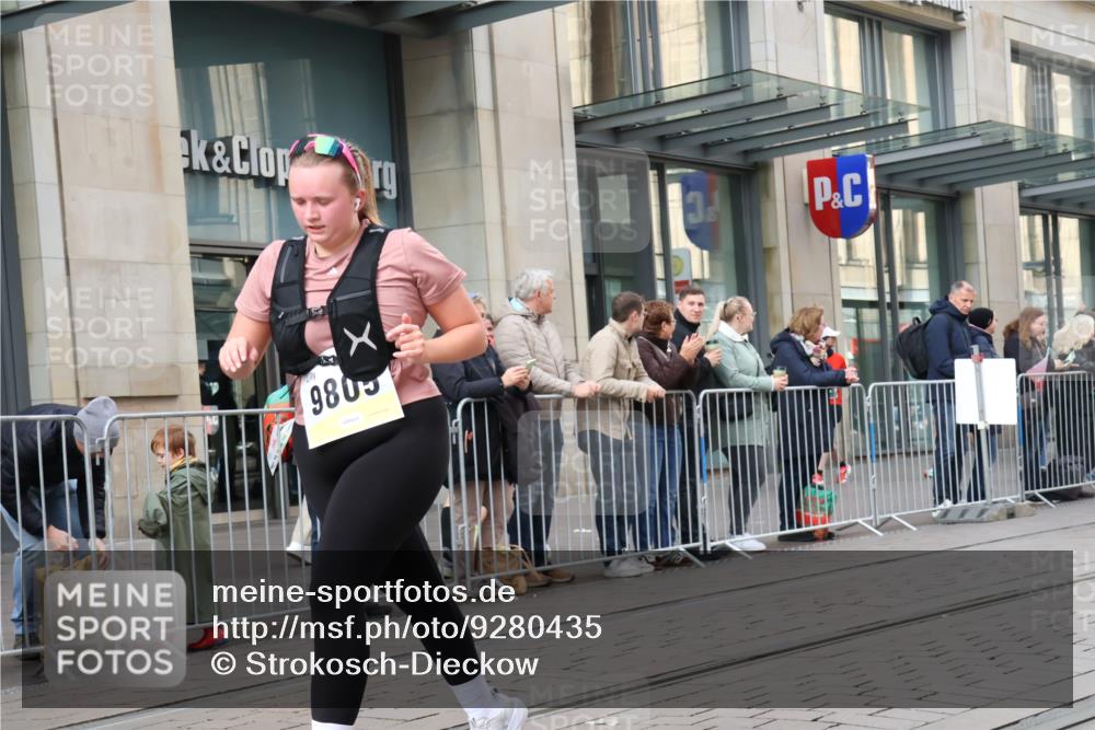 05.10.2025 - 20. swb-Marathon Bremen Strokosch-Dieckow http://msf.ph/oto/9280435 05.10.2025 11:17:07 Ziel 9805, 11008, 9805, 11008 meine-sportfotos.de