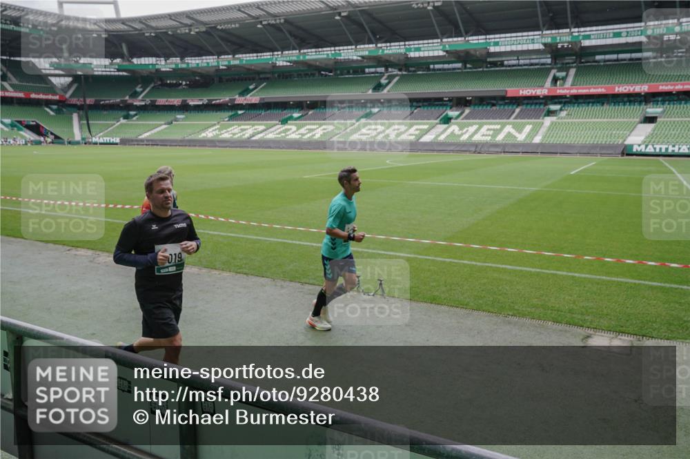 05.10.2025 - 20. swb-Marathon Bremen Michael Burmester http://msf.ph/oto/9280438 05.10.2025 13:03:05 Laufen im Stadion 97, 227, 293, 375, 396, 518, 527, 616, 721, 725, 729, 764, 828, 1121, 1178, 1405, 1425, 1469, 1568, 1670, 1704, 1705, 1733, 1836, 1944, 2357, 2393, 2407, 2597, 2696, 2772, 2791, 2960, 2984, 3019, 3147, 3424, 3917, 4026, 4321, 4322, 4464, 4481, 4714, 4769, 4817, 4885, 5431, 5527, 5755, 5763, 5867, 5884, 6215, 6325, 6417, 6481, 6666, 7217, 7315, 7316, 7407, 7433, 7540, 7607, 7653, 7659, 8375, 8526, 8957, 843, 921, 1744, 1924, 2143, 2272, 2774, 3217, 4129, 4847 meine-sportfotos.de