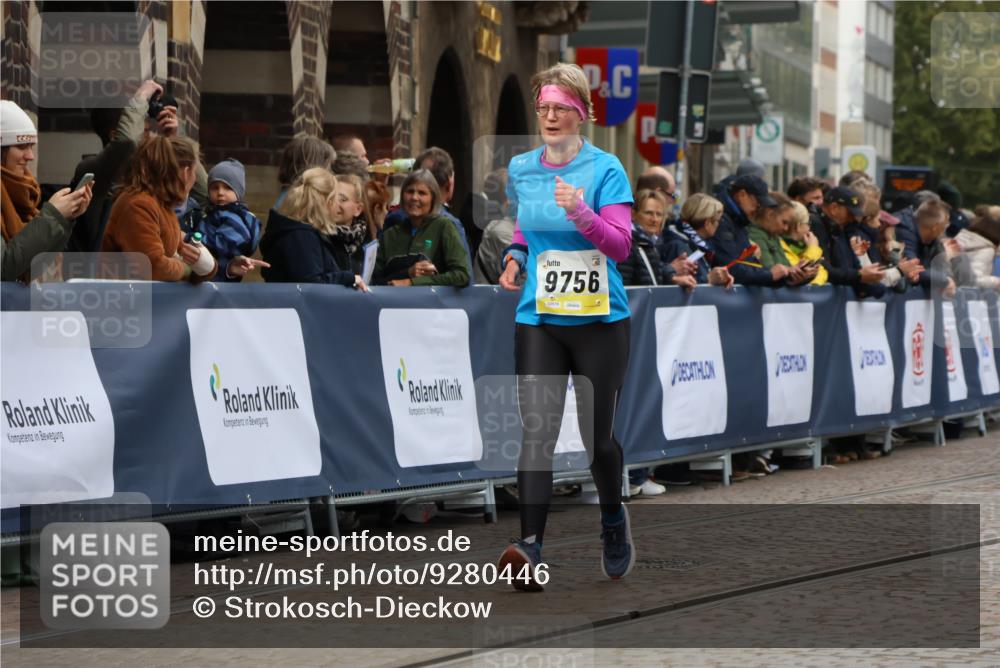 05.10.2025 - 20. swb-Marathon Bremen Strokosch-Dieckow http://msf.ph/oto/9280446 05.10.2025 11:14:23 Ziel 9756, 9818, 9819, 10201, 10292, 10832, 11072 meine-sportfotos.de