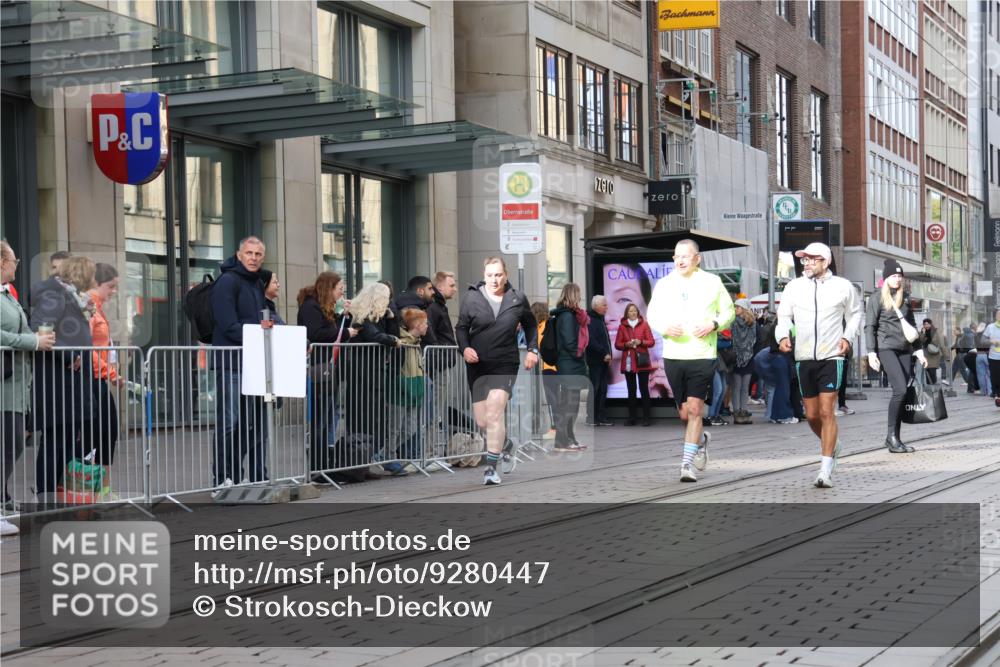 05.10.2025 - 20. swb-Marathon Bremen Strokosch-Dieckow http://msf.ph/oto/9280447 05.10.2025 11:17:11 Ziel 9805, 9869, 10312, 10465, 11008, 9805, 9869, 10312, 10465, 11008 meine-sportfotos.de