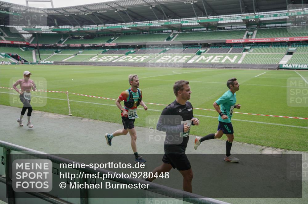 05.10.2025 - 20. swb-Marathon Bremen Michael Burmester http://msf.ph/oto/9280448 05.10.2025 13:03:05 Laufen im Stadion 97, 227, 293, 375, 396, 518, 527, 616, 721, 725, 729, 764, 828, 1121, 1178, 1405, 1425, 1469, 1568, 1670, 1704, 1705, 1733, 1836, 1944, 2357, 2393, 2407, 2597, 2696, 2772, 2791, 2960, 2984, 3019, 3147, 3424, 3917, 4026, 4321, 4322, 4464, 4481, 4714, 4769, 4817, 4885, 5431, 5527, 5755, 5763, 5867, 5884, 6215, 6325, 6417, 6481, 6666, 7217, 7315, 7316, 7407, 7433, 7540, 7607, 7653, 7659, 8375, 8526, 8957, 843, 921, 1744, 1924, 2143, 2272, 2774, 3217, 4129, 4847 meine-sportfotos.de