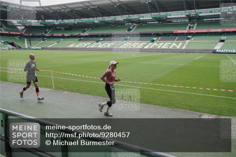 05.10.2025 - 20. swb-Marathon Bremen Michael Burmester http://msf.ph/oto/9280457 05.10.2025 13:03:06 Laufen im Stadion 97, 227, 293, 375, 396, 518, 527, 616, 721, 725, 729, 764, 828, 1121, 1178, 1405, 1425, 1469, 1507, 1568, 1670, 1704, 1705, 1733, 1836, 1944, 2357, 2393, 2407, 2597, 2696, 2772, 2791, 2960, 2984, 3019, 3147, 3313, 3424, 3917, 4026, 4321, 4322, 4464, 4714, 4769, 4817, 4885, 5431, 5527, 5755, 5763, 5867, 5884, 6138, 6215, 6325, 6417, 6481, 6666, 7217, 7315, 7316, 7407, 7433, 7540, 7607, 7653, 7659, 8375, 8526, 8957, 843, 921, 1744, 1924, 2272, 2774, 3217, 4129, 4847 meine-sportfotos.de