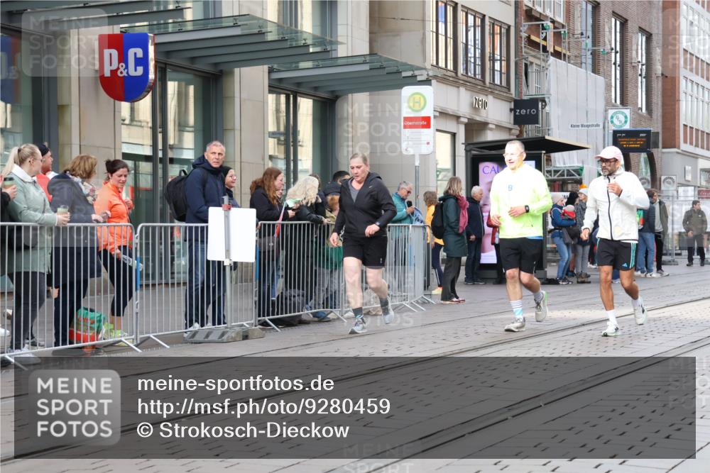 05.10.2025 - 20. swb-Marathon Bremen Strokosch-Dieckow http://msf.ph/oto/9280459 05.10.2025 11:17:11 Ziel 9805, 9869, 10312, 10465, 11008, 9805, 9869, 10312, 10465, 11008 meine-sportfotos.de
